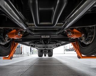 Onderkant van een auto met aluminium skid plates